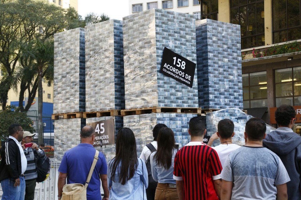 Pilha de 5 metros de notas fictícias de R$ 100 é o equivalente a R$ 4 bilhões recuperados pela Operação Lava Jato. | Aniele Nascimento/Gazeta do Povo