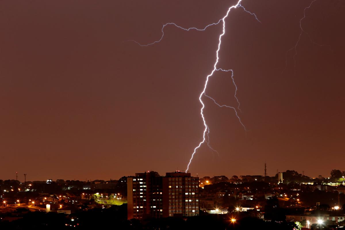Depois de dois meses, Curitiba voltou a ter tempestade com raios | Albari Rosa/
Gazeta do Povo