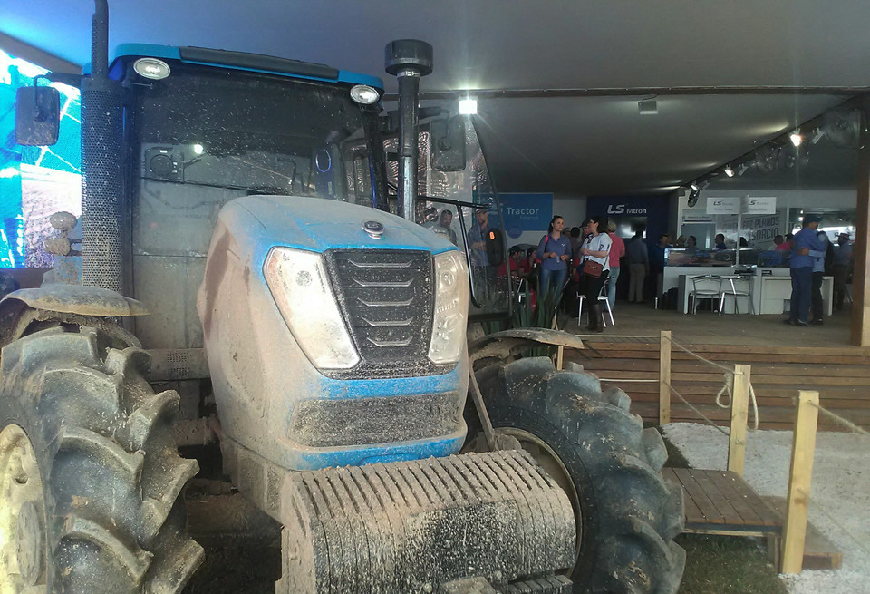 Trator sujo para mostrar que a máquina “dá conta do recado” | Marcos Tosi /Gazeta do Povo