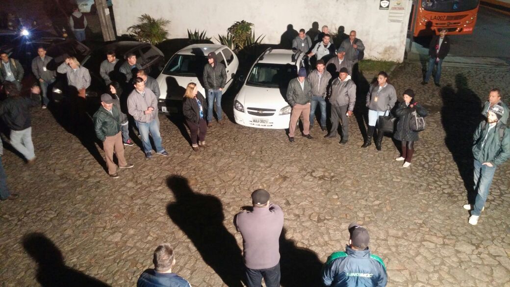 Motoristas e cobradores da Araucária Filial em protesto na madrugada desta quarta-feira. | Sindimoc/