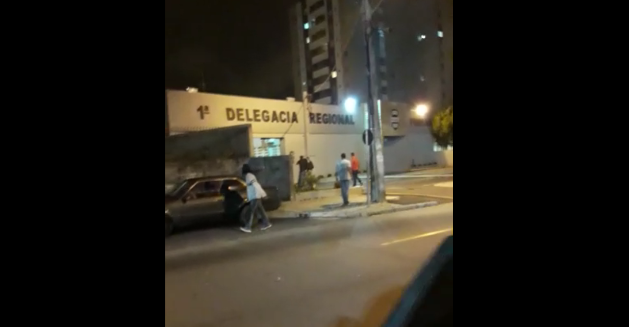 Confusão generalizada começou como briga de trânsito em frente à delegacia | Reprodução/