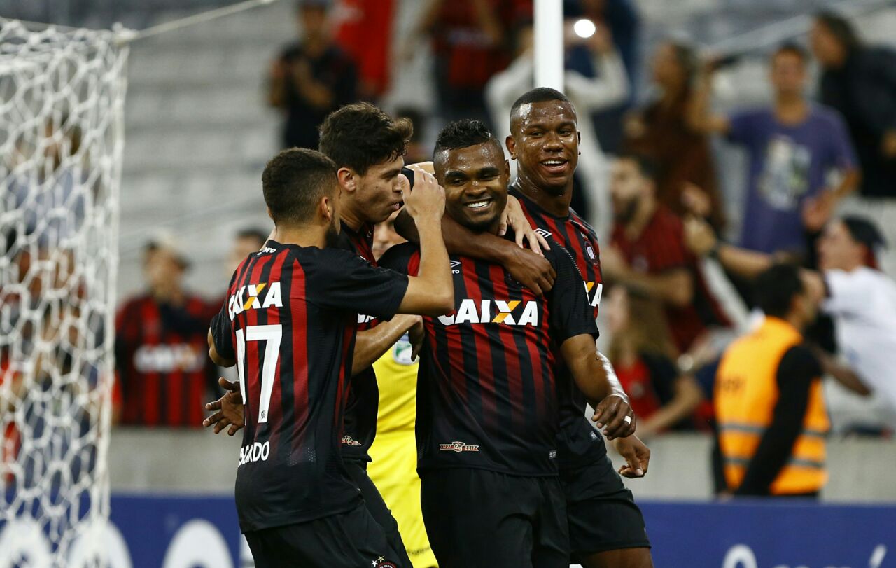 Nikão comemora o priemeiro gol contra o Bahia. | Jonathan Campos/Gazeta do Povo/