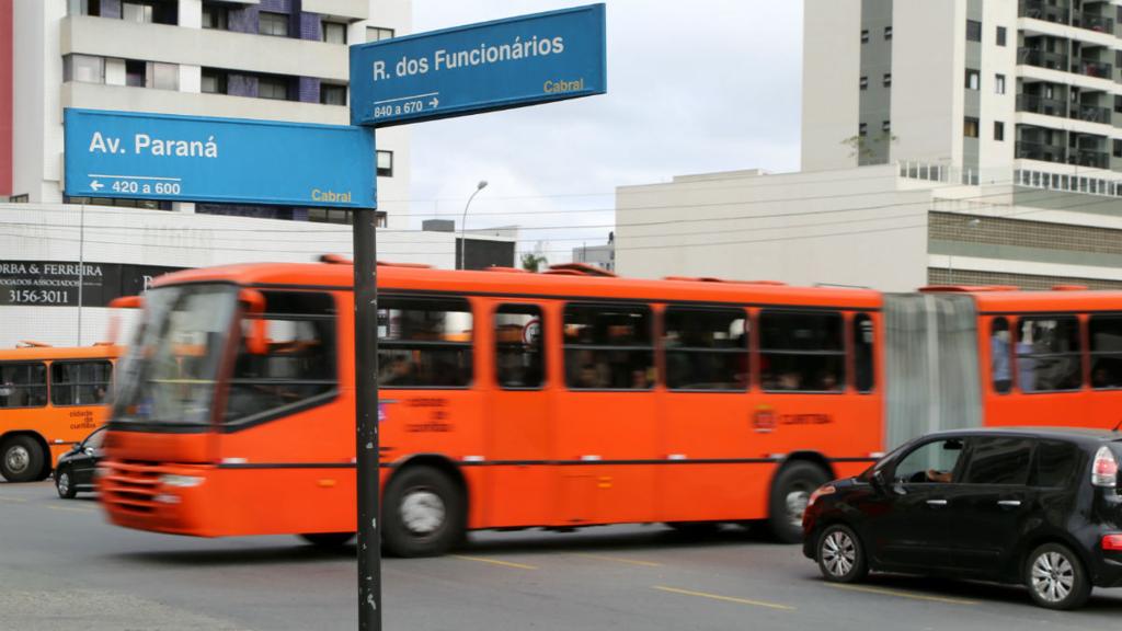 Segundo motoristas, velocidade dos ônibus é o principal problema na região | Átila Alberti/Tribuna do Paraná