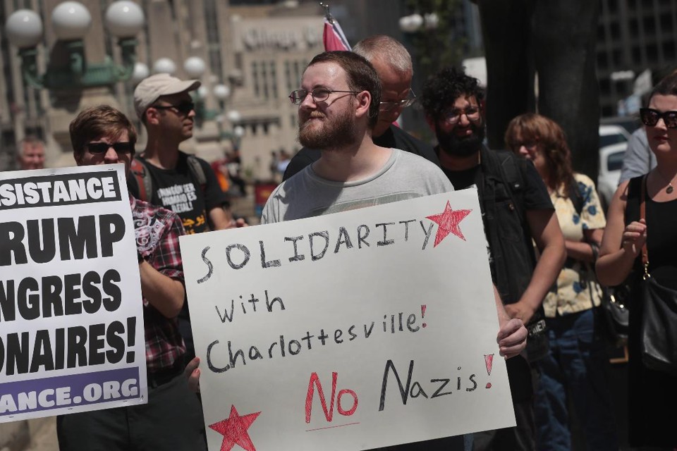 Pessoas protestam em Chicago contra confronto entre manifestantes supremacistas e antirracismo que deixou três mortos e feridos em Charlottesville | SCOTT OLSON/
AFP