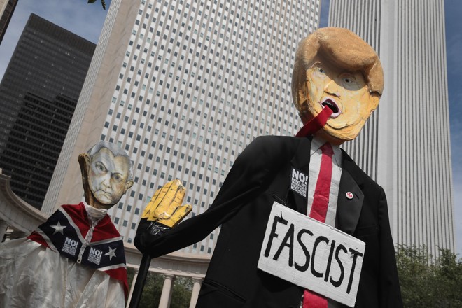 Protesto feito no domingo contra supremacistas também abordou o governo Trump. | SCOTT OLSON/AFP