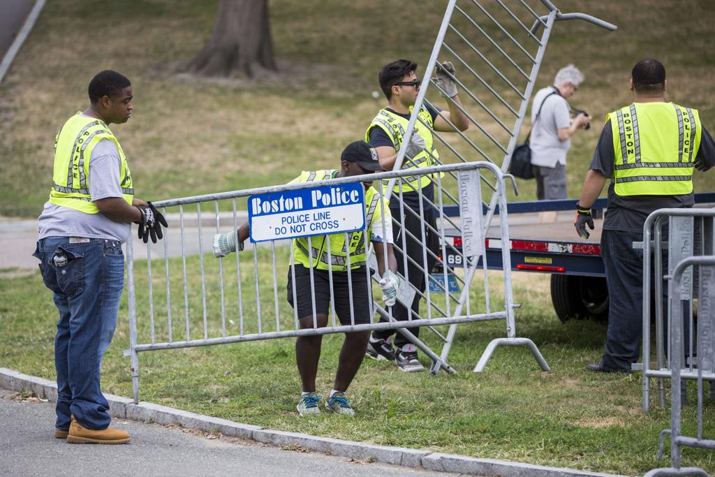Polícia instalou barreiras para aumentar a segurança em manifestação pela liberdade de expressão, neste sábado (19), em Boston, Massachusetts. | Scott Eisen/AFP