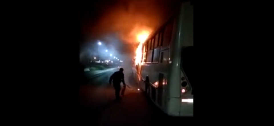 Ônibus pega fogo em Curitiba; veja o vídeo Apesar do susto, veículo estava vazio na hora do acidente | Reprodução/
