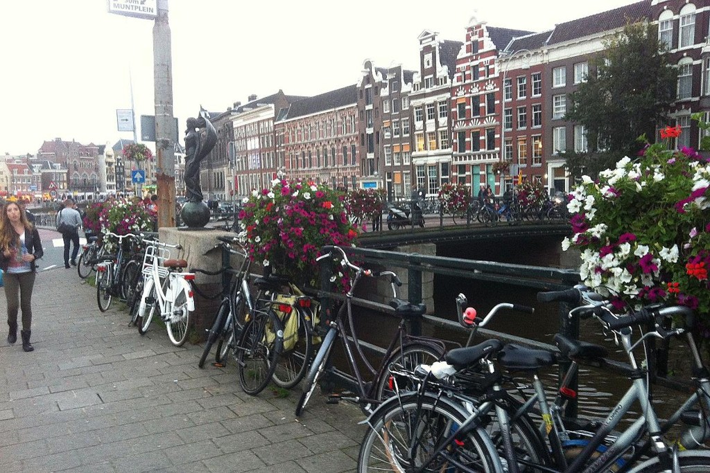 Amsterdã, na Holanda: cidade planejada conta com estacionamentos, ciclovias e sinalização exclusiva para bicicletas.