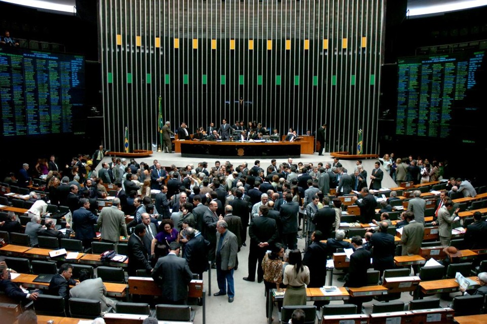 Comissão da Câmara aprova regras para acabar com partidos de aluguel Parlamentares querem acabar com coligações que geram “efeito Tiririca” nas eleições |