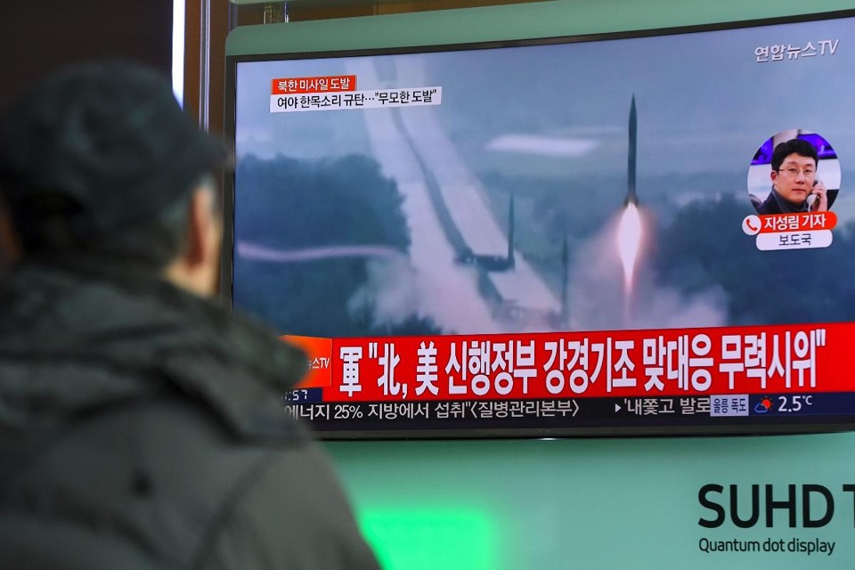 Norte-coreano assiste a notícia sobre teste de lançamento de mísseis  | JUNG YEON-JE/
AFP