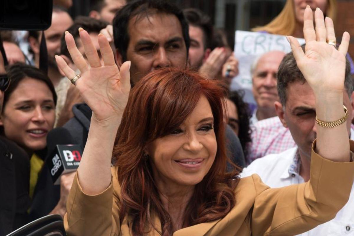 Cristina já vem usando um discurso em que aponta Macri como mentiroso e como alguém que comemorou antes da hora | EITAN ABRAMOVICH/AFP