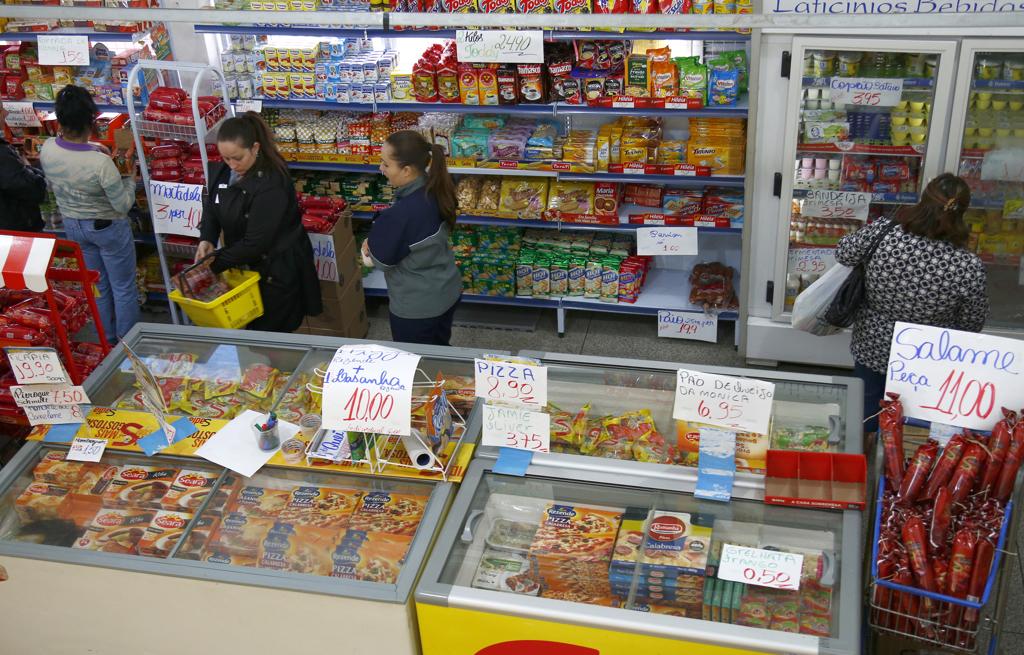 Para limpar o estoque, gulas fazem saldão de produtos perto do vencimento: economia em tempos de crise | Aniele Nascimento/Gazeta do Povo