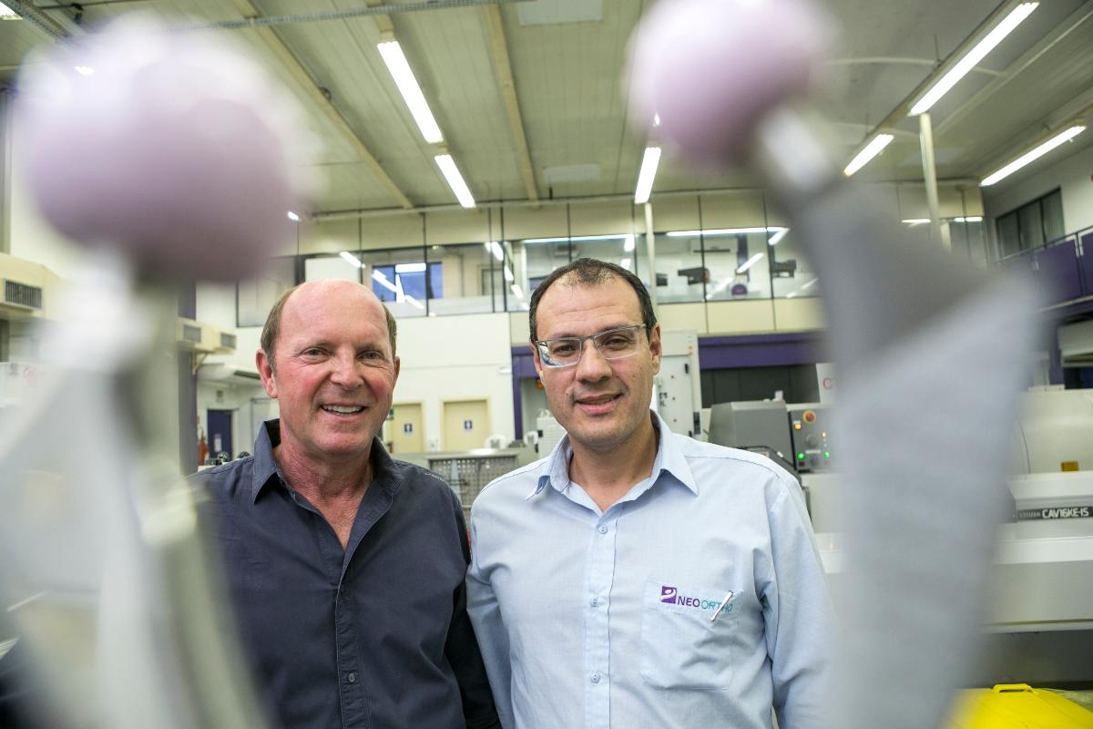 Geninho Thomé (de azul escuro), fundador e presidente da Neoortho, ao lado de Irineu Leite, vice-presidente. | Marcelo AndradeGazeta do Povo