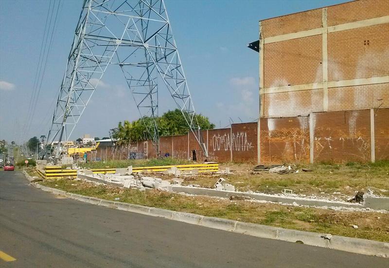 Muro foi derrubado após ação da prefeitura | Prefeitura de Curitiba/Divulgação