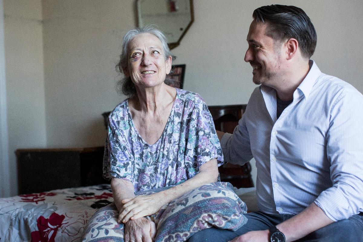 Carol King, que tem Alzheimer, e o filho dela, em uma casa de repouso para idosos | LAURA MORTON
NYT