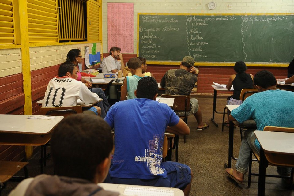 Brasil tem 2,5 milhões fora da escola; trabalho é principal razão para abandono Situação econômica é uma das principais causas do abandono escolar | Marcello Casal JrAgência Brasil