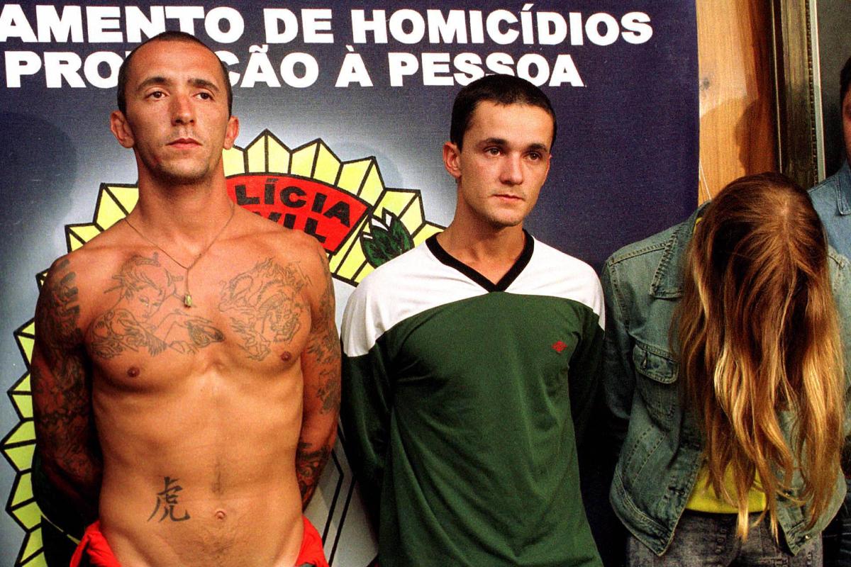 Cristian e Daniel Cravinhos aparecem ao lado de Suzane em foto de 2002. | Agliberto Lima/Arquivo