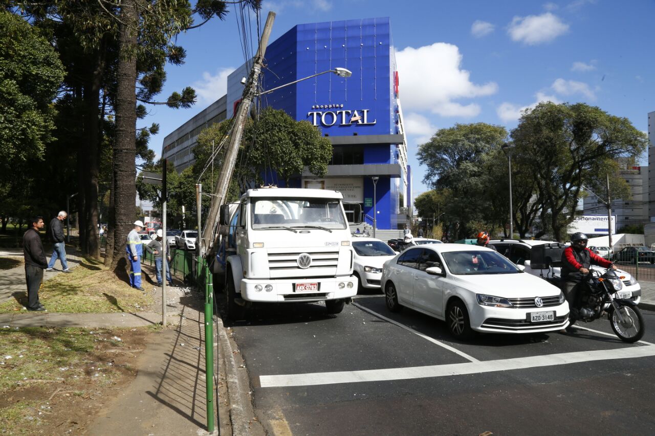 Colisão aconteceu em frente ao Shopping Total. | Aniele Nascimento/Gazeta do Povo
