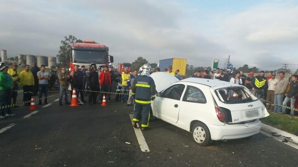Acidente deixa mortos e interdita Rodovia do Xisto Acidente bloqueou a pista no sentido Curitiba-Lapa | PRF/Divulgação
