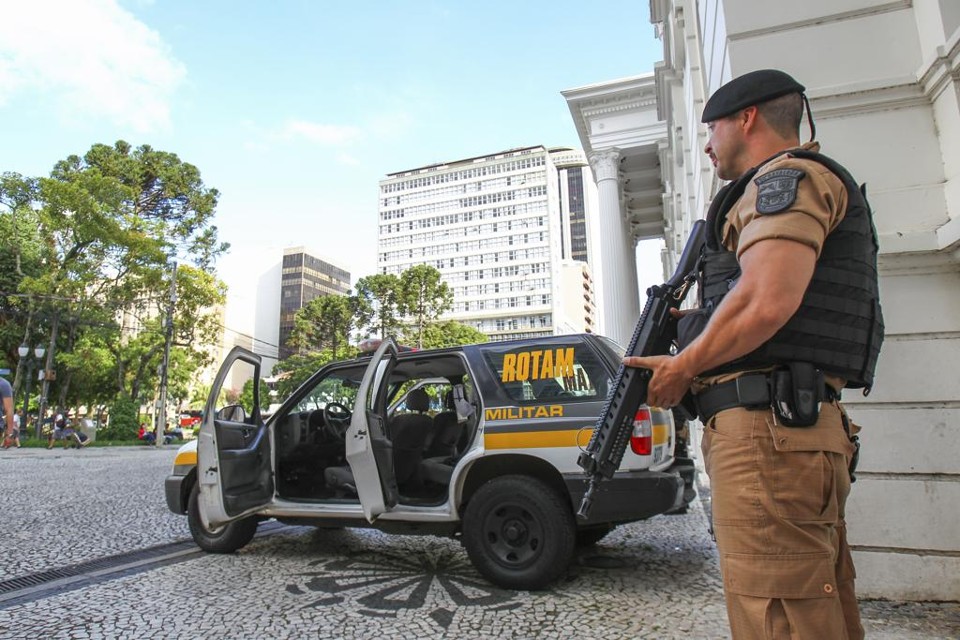 PM faz ronda na Praça Santos Andrade: Centro tem mais do que o dobro de ocorrências do que a CIC, segundo bairro com mais roubos em Curitiba. | Daniel Castellano/Gazeta do Povo
