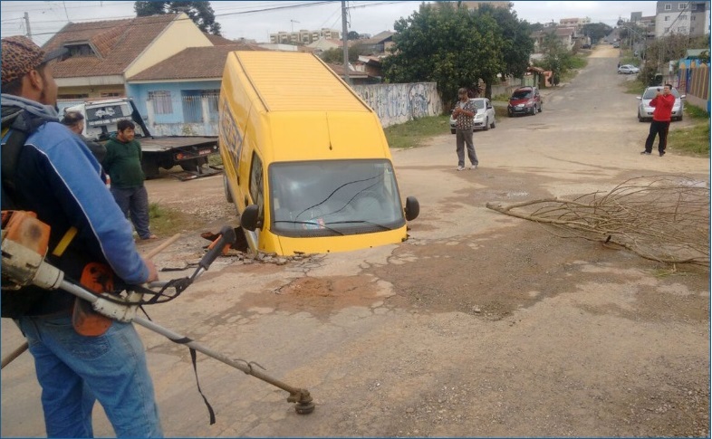 Segundo a Sanepar, o acidente com a van interrompeu o fornecimento de água na região | Colaboração/Tribuna do Paraná