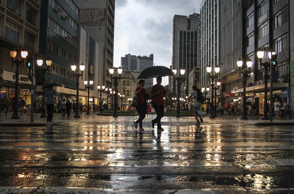 Previsão é de que chuva chegue nesta quarta a Curitiba. Na sequência, vem o frio | Daniel Castellano/Gazeta do Povo