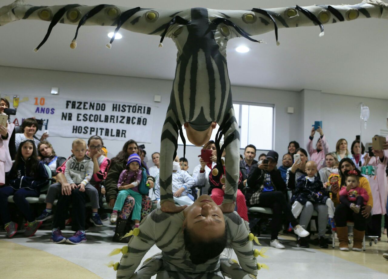 Contorcionismos, acrobacias e palhaçadas tomaram a ala pediátrica nesta quarta-feira | Marcelo Andrade/Gazeta do Povo