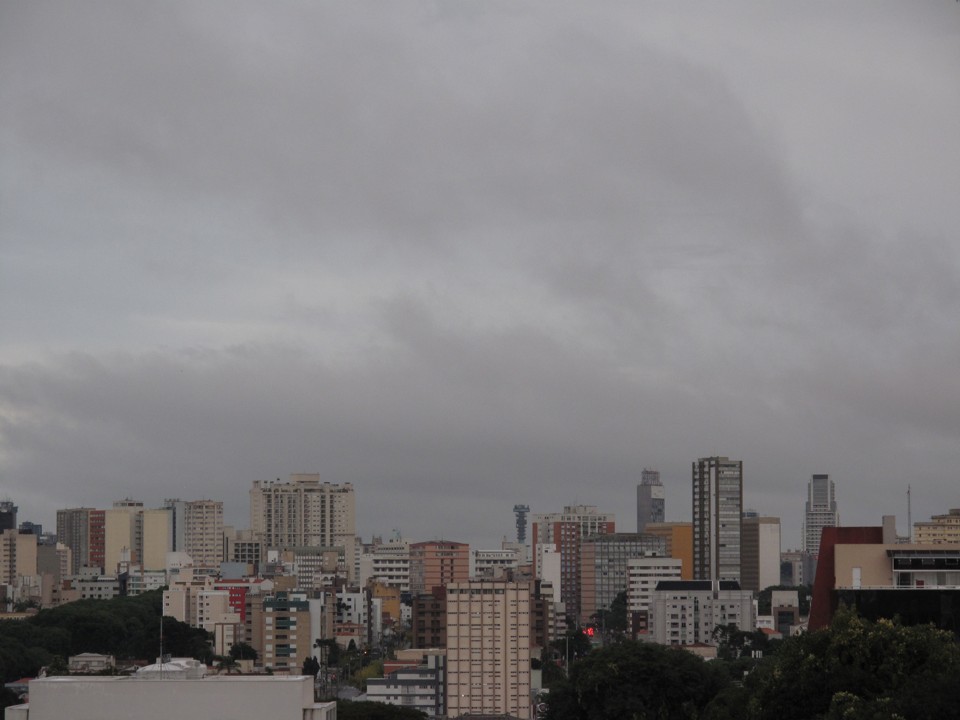 Tempo vai fechar: chuva chega a Curitiba nesta quarta-feira | Aniele Nascimento/Gazeta do Povo