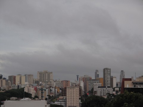 Tempo vai fechar: chuva chega a Curitiba nesta quarta-feira | Aniele Nascimento/Gazeta do Povo