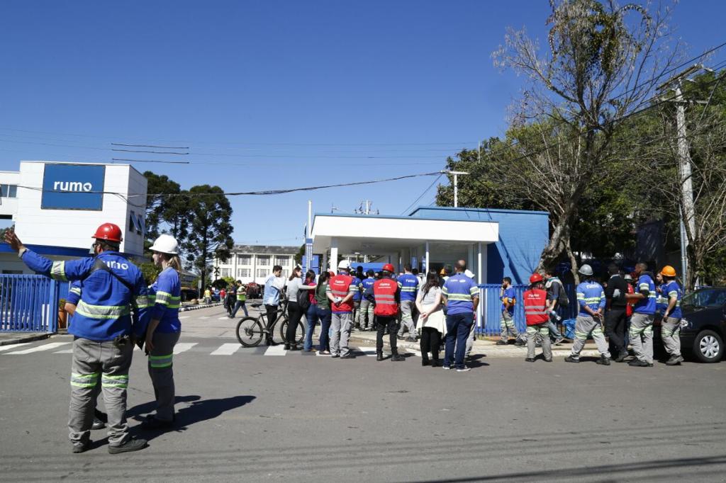 Funcionários da Rumo ficaram cerca de uma hora fora do prédio. | Aniele Nascimento/Gazeta do Povo