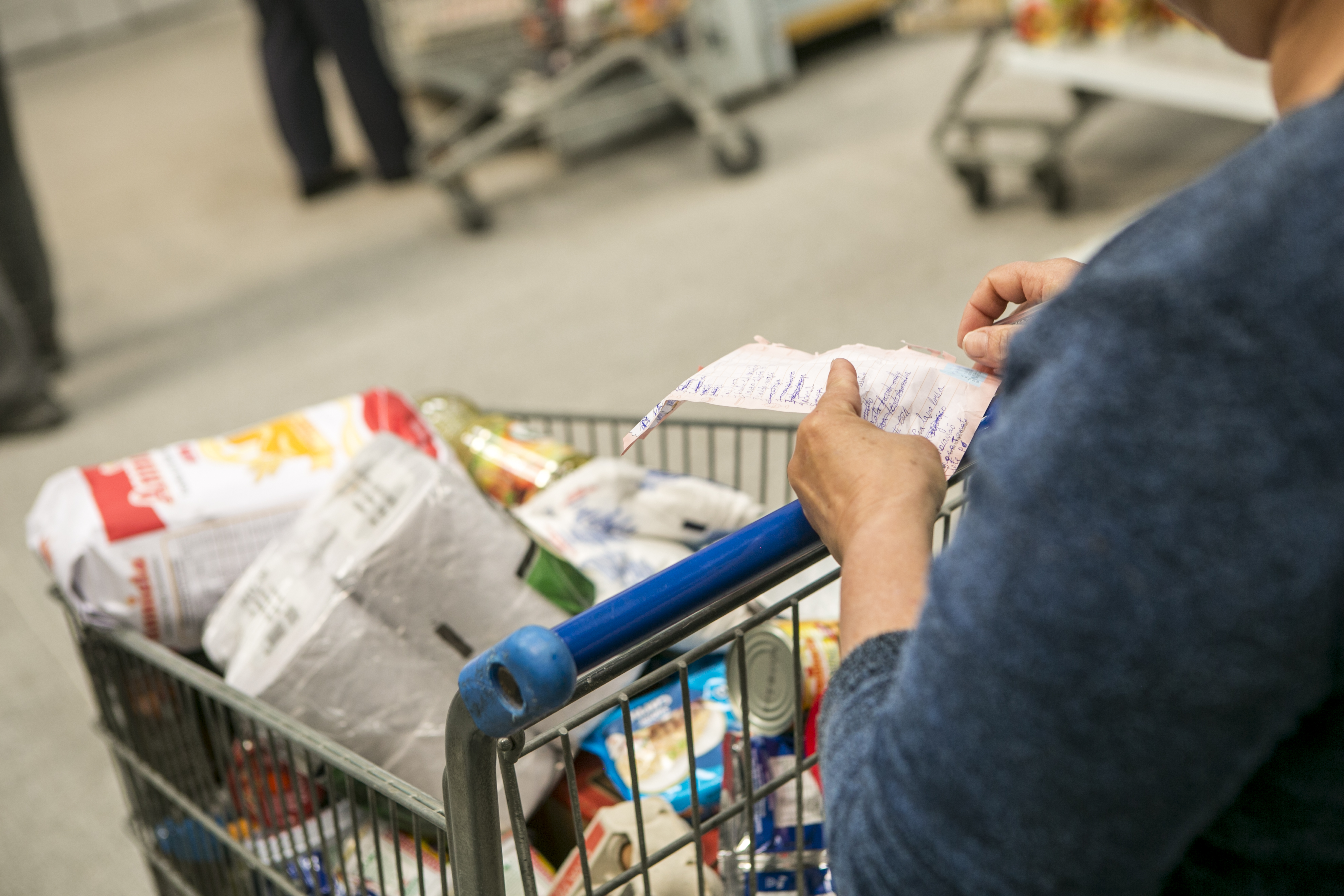 Alguns alimentos e produtos de higiene e limpeza são, em média, 30% mais baratos no serviço da prefeitura | Marcelo Andrade/Gazeta do Povo