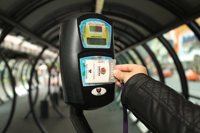 O cartão-transporte e o validador da Urbs | Giuliano Gomes/Gazeta do Povo/Arquivo