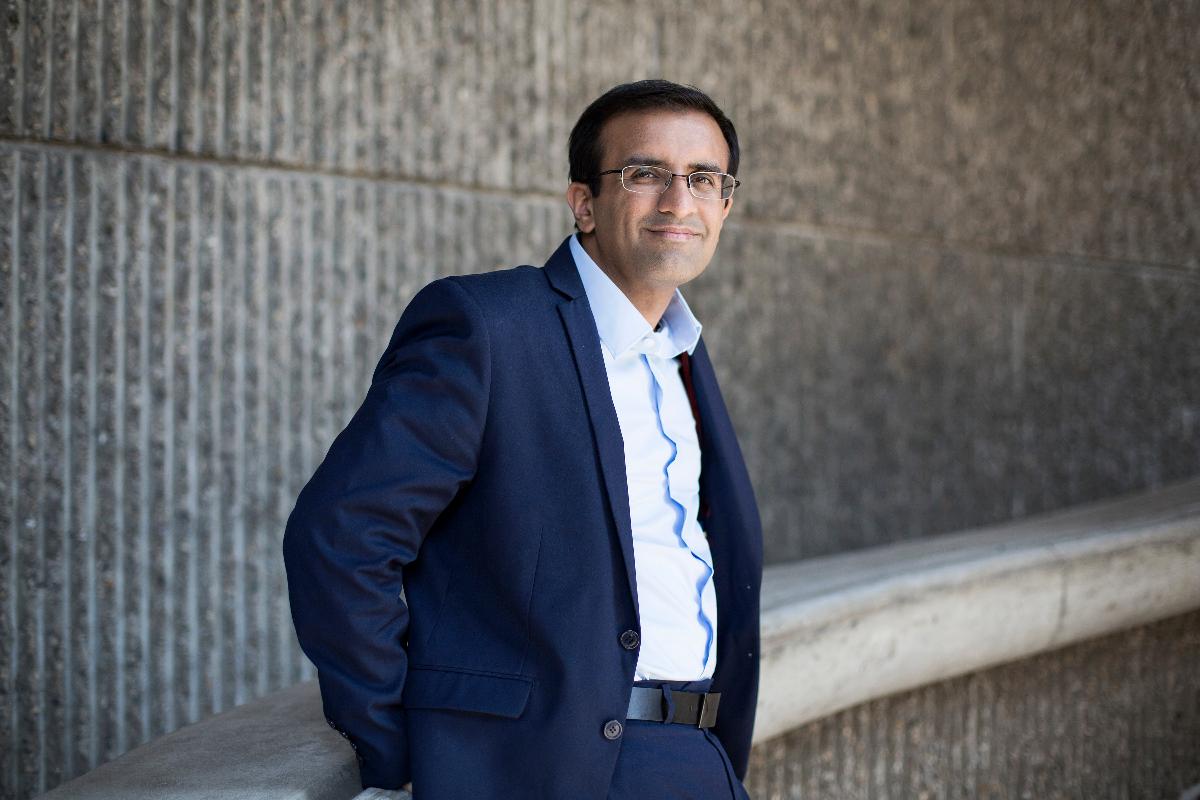 Dr. Raj Panjabi, diretor-executivo da Last Mile Health, instituição de caridade que envia trabalhadores de saúde comunitários para alguns dos cantos mais remotos da África. Panjabi, que ensina na Harvard Medical School, planeja usar um Prêmio TED de US$ 1 milhão e outro US$ 1,25 milhão que veio com seu Prêmio Skoll para Empreendedorismo Social para financiar o treinamento de profissionais de saúde comunitários na Libéria e em outros países em desenvolvimento. | KAYANA SZYMCZAK/NYT