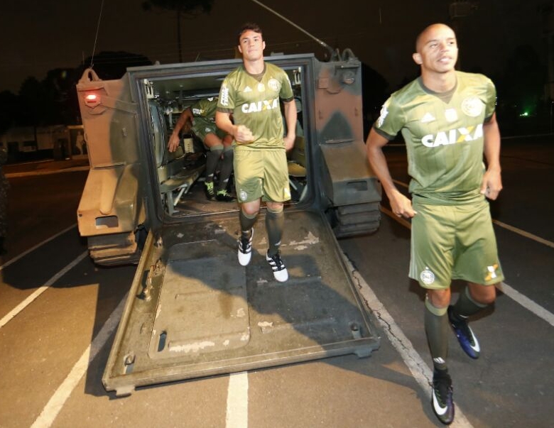 Kléber Gladiador e William Matheus foram alguns dos jogadores do Coritiba que apresentaram a nova camisa. | Albari Rosa/Gazeta do Povo