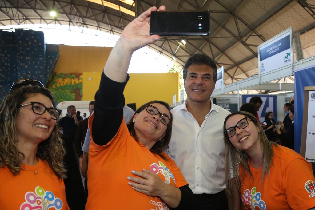 Richa em clima de campanha nesta semana, no mutirão da Cidadania do Bairro Novo, na região Sul de Curitiba. | AEN-PR/