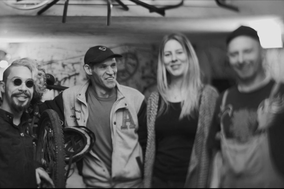 Fernando Rosenbaum e os colaboradores da Bicicletaria Cultural: unindo os mundos de quem gosta de bike e de cultura | Reprodução