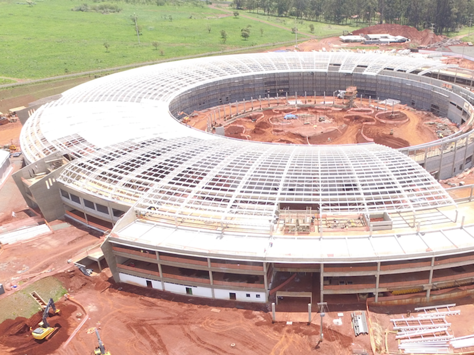 Sem recursos, construção do acelerador de partículas brasileiro pode parar Construção do Sirius, em agosto de 2016 | CNPEM/Divulgação