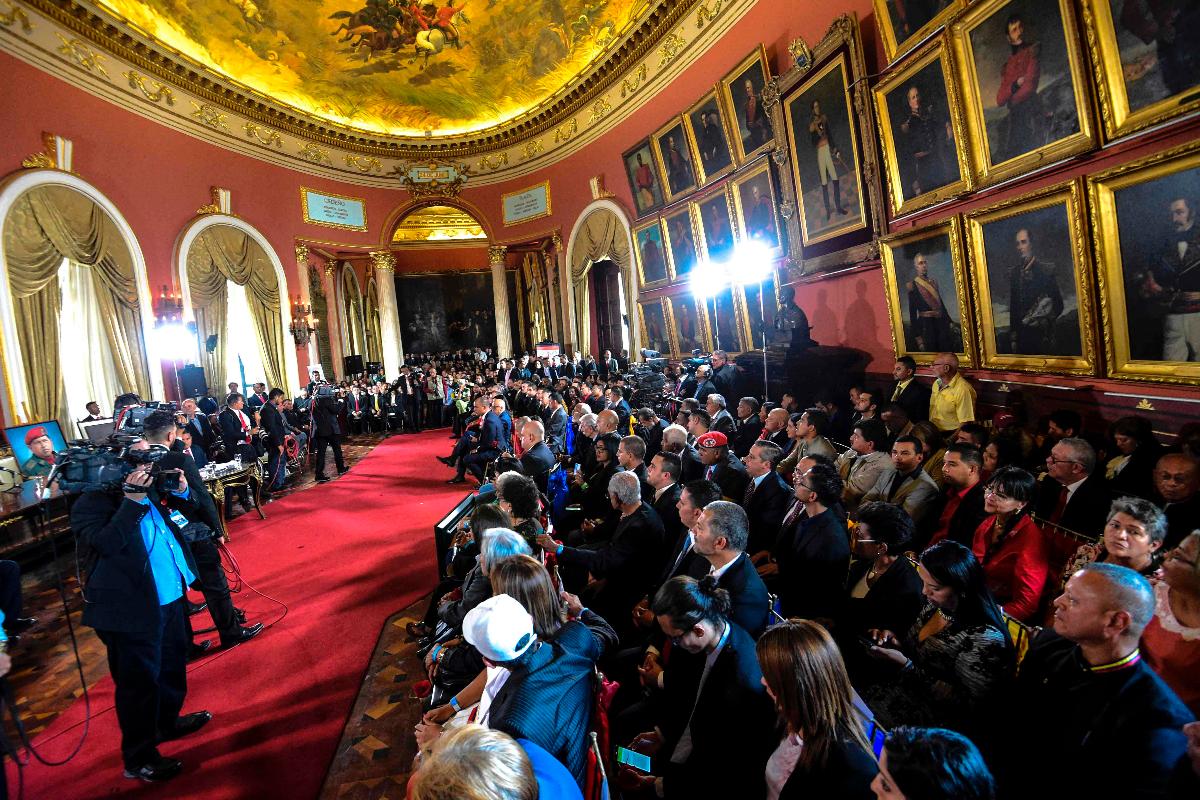 Sob pressão interna e externa, Assembleia Constituinte se reúne pela primeira vez na Venezuela | JUAN BARRETO/AFP
