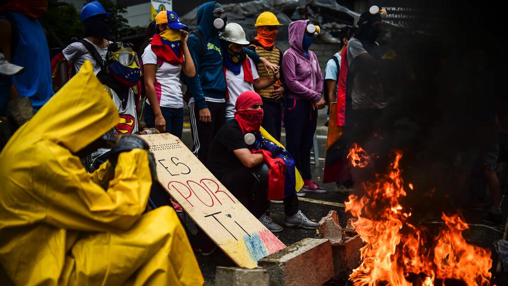 Manifestantes em protesto contra a instalação da Assembleia Constituinte em Caracas na sexta-feira (4). | RONALDO SCHEMIDT/AFP