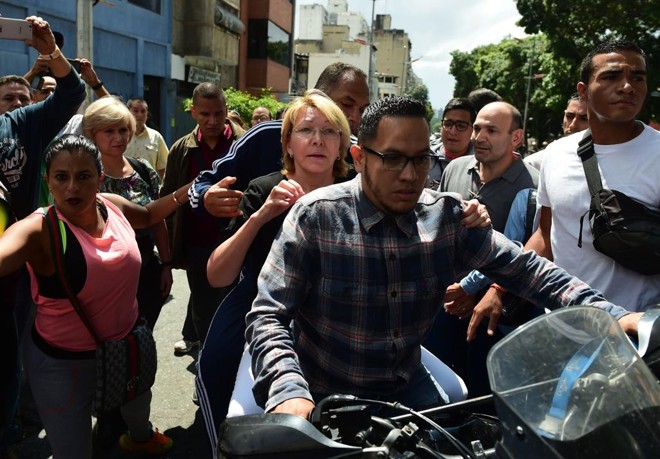 Luisa Ortega deixa a sede da procuradoria de moto | RONALDO SCHEMIDT / AFP