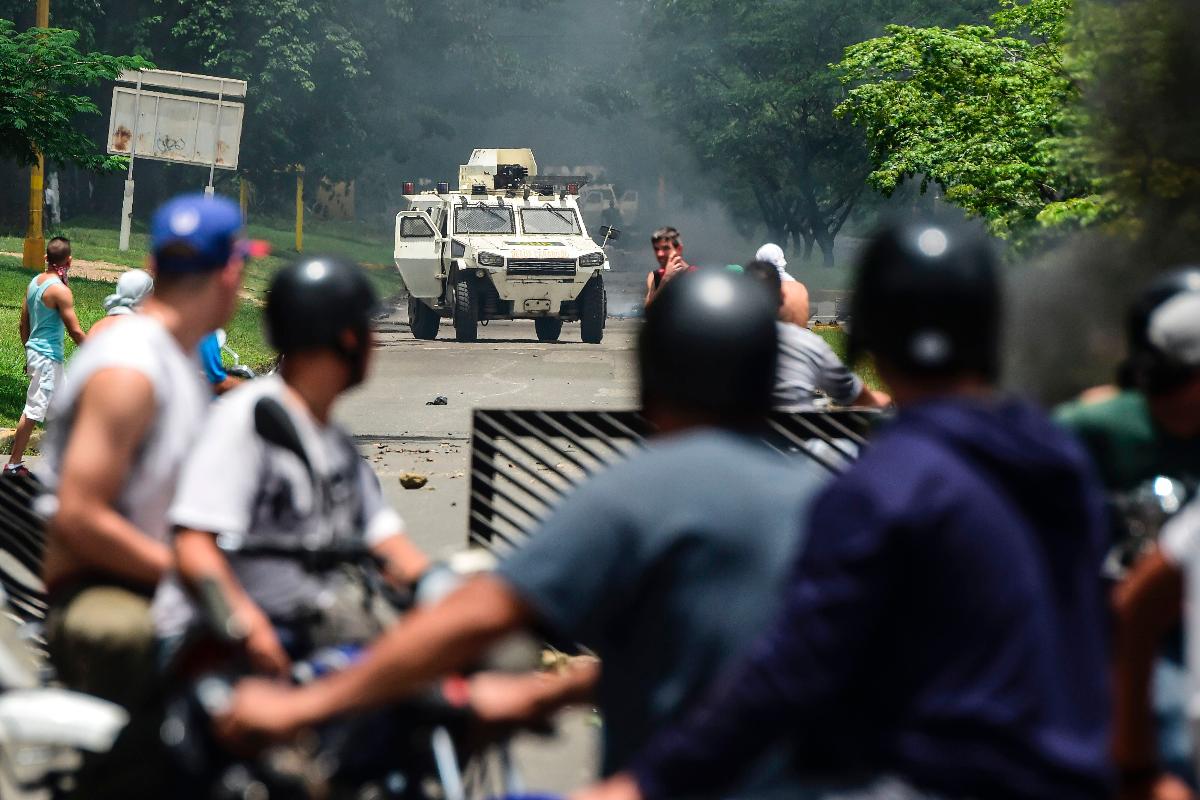 Ataque à base militar venezuelana foi a primeira ação a atingir as Forças Armadas desde a onda de protestos iniciada em abril no país | RONALDO SCHEMIDT/AFP