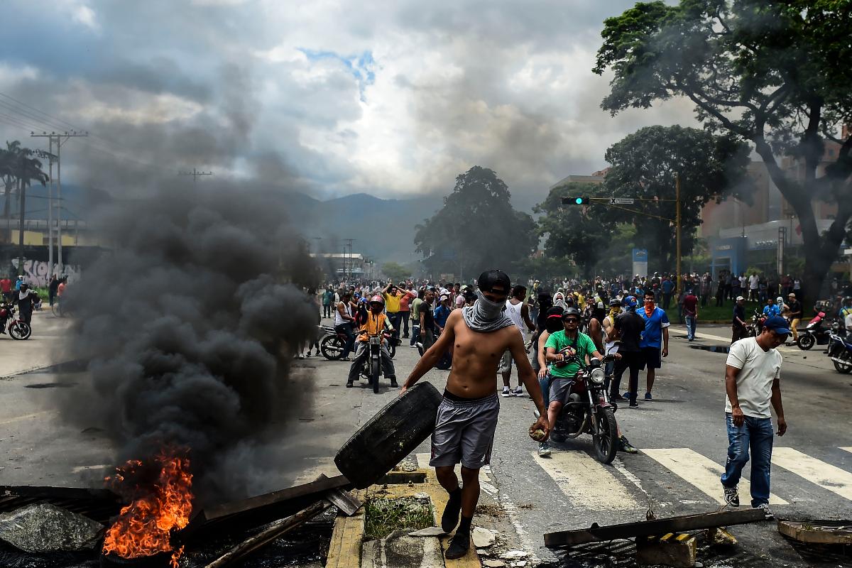Ativistas contrários ao governo constuíram barricadas nas ruas de Valência, no Norte da Venezuela | RONALDO SCHEMIDT/
AFP