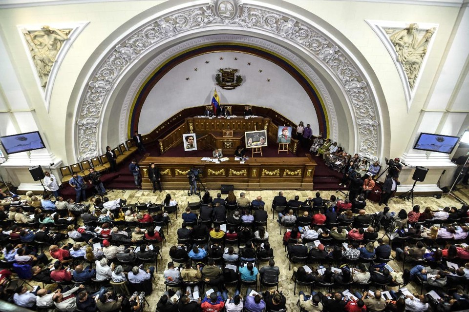 Membros da Assembleia Constituinte da Venezuela se reúnem durante uma sessão em Caracas nesta terça-feira (8) | JUAN BARRETO/
AFP