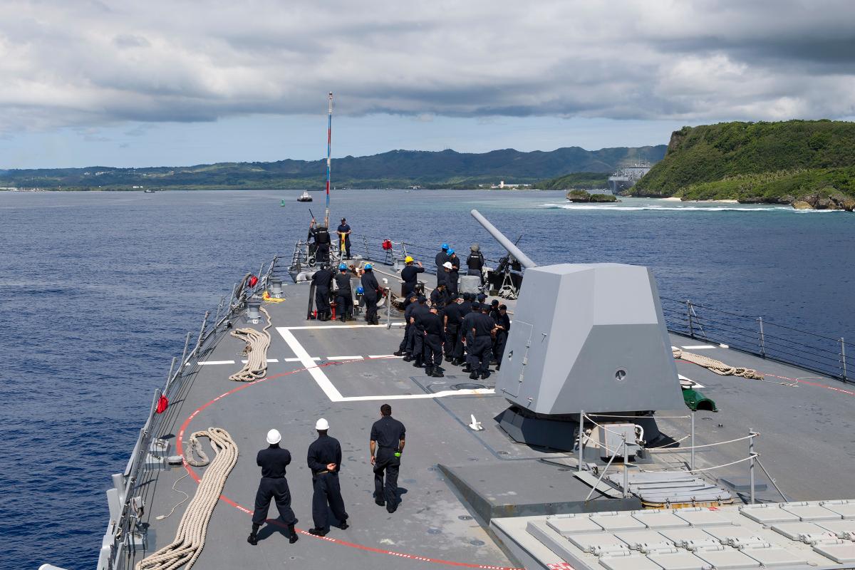 Marinheiros dos EUA, a bordo de um contratorpedeiro, preparam-se para seguir para base naval de Guam | BYRON C. LINDER/AFP
