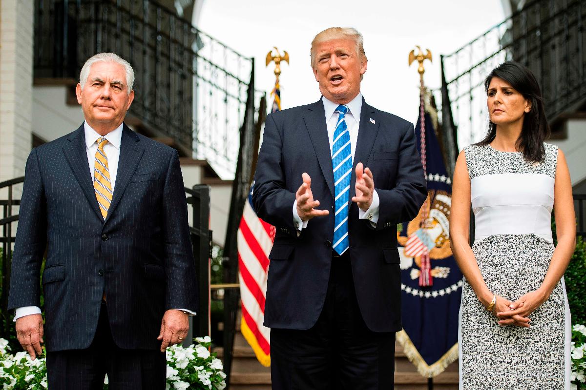 Presidente dos EUA, Donald Trump, fala à imprensa com o secretário de Estado dos EUA, Rex Tillerson e a embaixadora das Nações Unidas, Nikki Haley | JIM WATSON/AFP