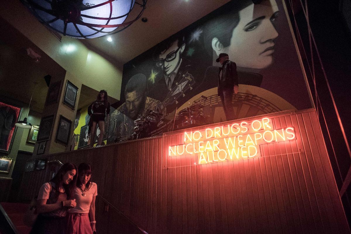 Entrada de restaurante em Guam e aviso sobre drogas e armas nucleares | ED JONES/
AFP