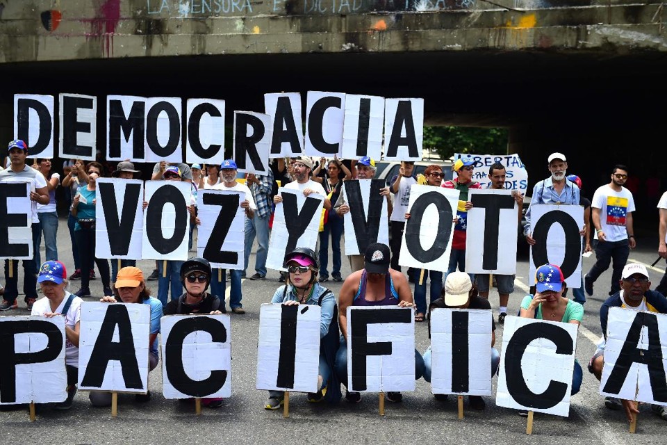 Venezuelanos protestam pedindo democracia e direito ao voto  | RONALDO SCHEMIDT/
AFP