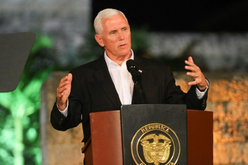 Vice-presidente dos EUA, Mike Pence, afirmou que o país tem muitas opções para ajudar a resolver a crise na Venezuela | STR/
AFP