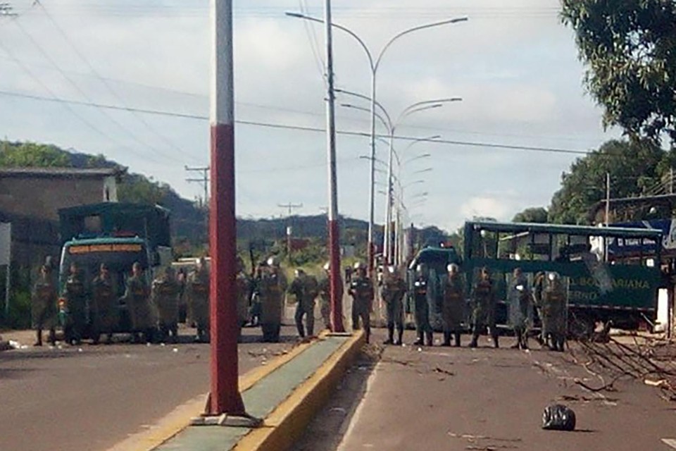 Soldados venezuelanos bloqueiam acesso a presídio após rebelião | HO/
AFP