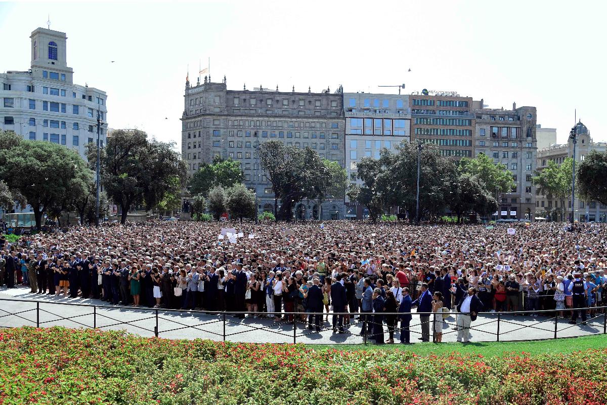 Autoridades espanholas e multidão fazem um minuto de silêncio, na Praça da Catalunha, pelas vítimas de atentado | JAVIER SORIANO/AFP